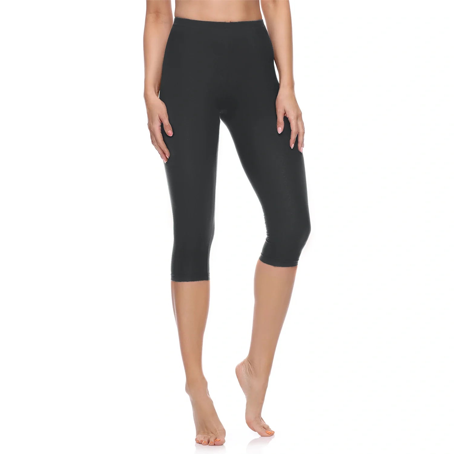 En primavera 2024, todas llevaremos pantalones capri con sandalias